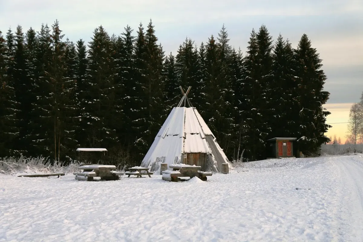 A lavvo tent in the snow, like the one where hot drinks and cake end this husky dog sledding tour in Tromsø